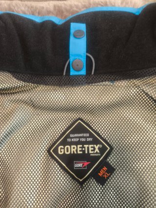 Cazadora Azul goretex. Cortavientos interior.