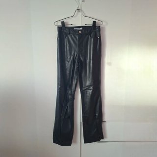 Pantalón de polipiel negro Zara