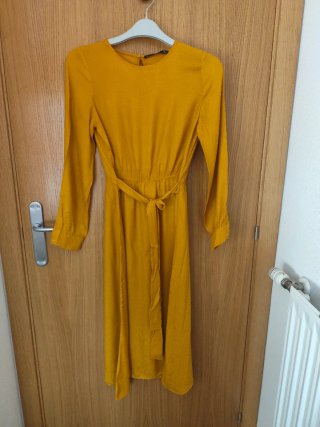 Vestido amarillo largo con cinturón