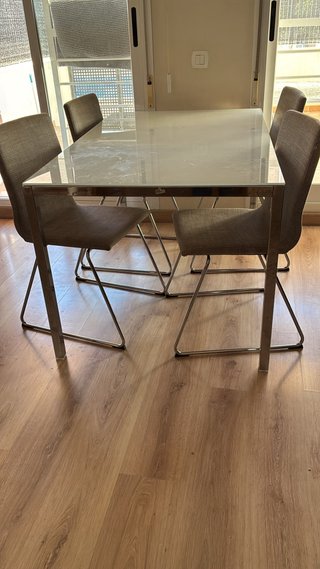 Conjunto de Mesa y 4 Sillas