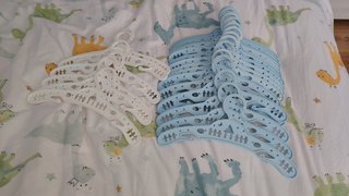 Lote de perchas infantiles (azules y blancas) 24 p