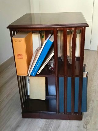 Mueble librería giratorio de madera