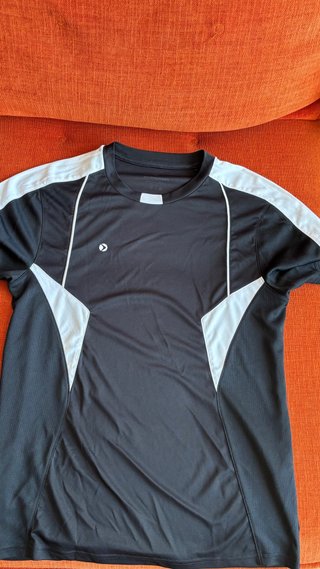 Camiseta deportiva negra con detalles blancos