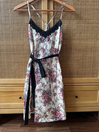 Vestido floral con cinturón negro