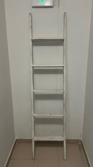 Escalera decorativa Banak Importa de madera blanca