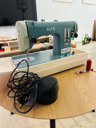 Máquina de coser Alfa antigua
