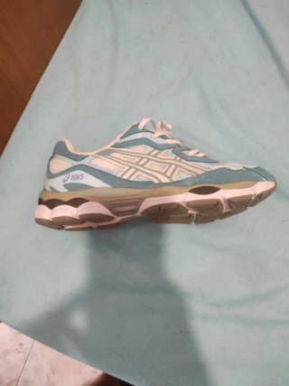 Zapatillas Asics Blancas y Turquesa sin caja