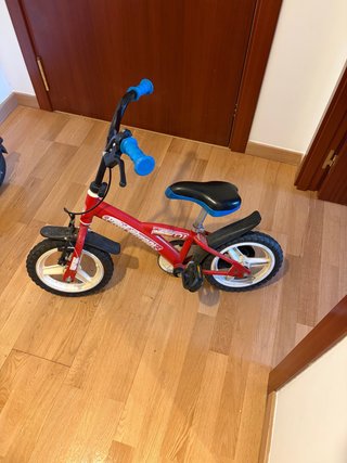 Bicicleta infantil roja