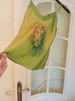 Top lencero verde con estampado de león y brillos