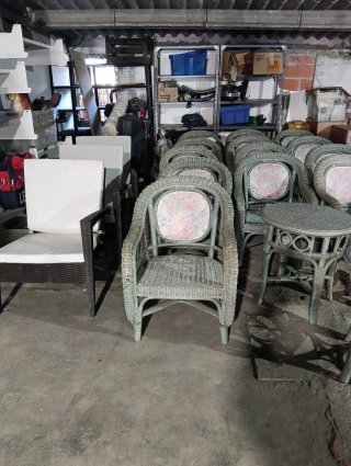 Conjunto de mesa y sillas de mimbre