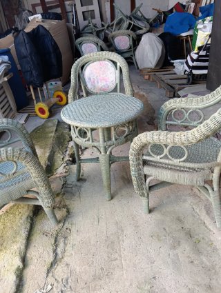 Conjunto de mesa y sillas de mimbre