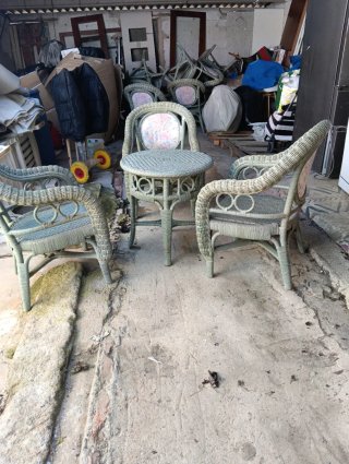 Conjunto de mesa y sillas de mimbre