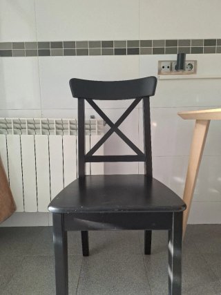 Silla de comedor negra estilo cruz