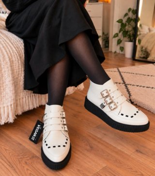Botines blancos con hebillas de cuero vegano