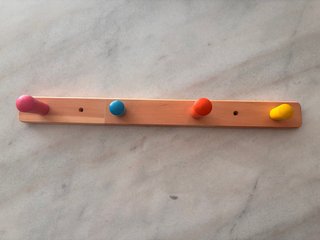 Perchero de madera con 4 ganchos de colores