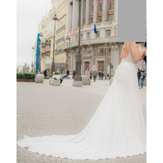 Vestido de novia minimalista con espalda de encaje