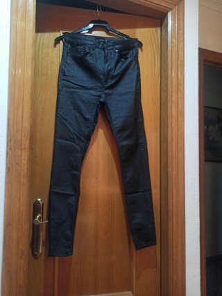 Pantalón pitillo negro talla 40