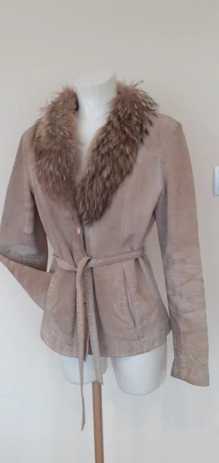 Chaqueta de Piel Beige con Cuello de Pelo
