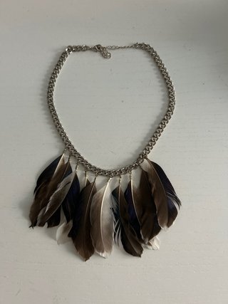 Collar con plumas