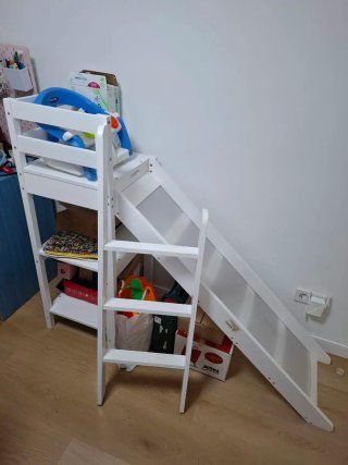 Tobogán y escalera de madera blanca