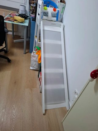 Tobogán y escalera de madera blanca