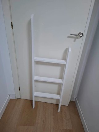 Tobogán y escalera de madera blanca