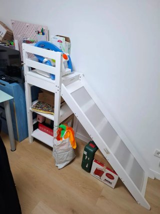 Tobogán y escalera de madera blanca