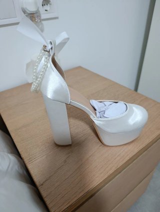 Zapatos de tacón blancos con perlas