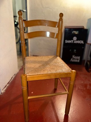 Pareja de sillas de madera y enea