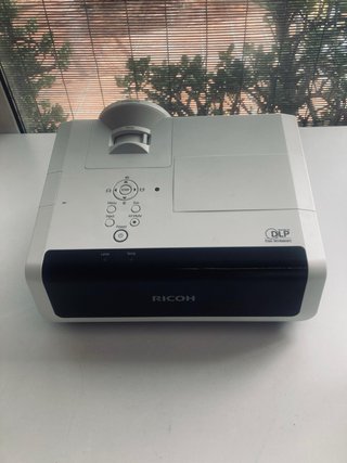 Proyector Ricoh Corta Distancia DLP Blanco