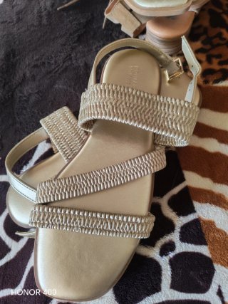 Sandalias doradas Primark