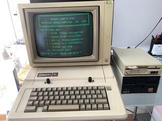 Ordenador Apple IIe con Disqueteras y Manuales.