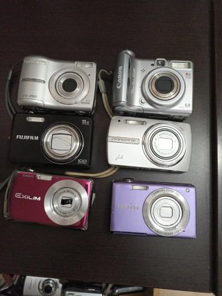 Lotto di 6 fotocamere digitali Canon, Casio, Fujifilm, O