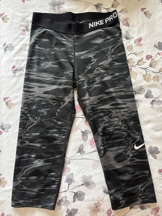 Mallas Nike Pro grises y negras
