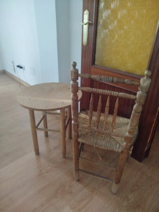 Conjunto de Silla de Madera y Mesa Auxiliar