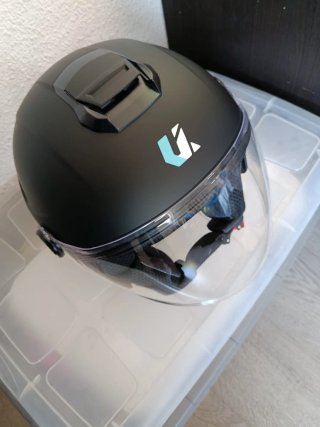 Casco de moto negro con visera
