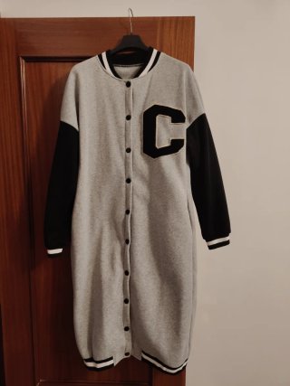 Chaqueta estilo chandal con letra C