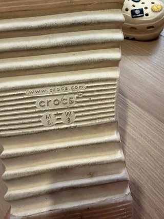 Crocs Beige con Jibbitz