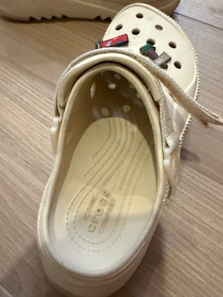 Crocs Beige con Jibbitz