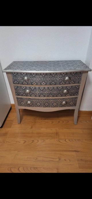 Cómoda de madera con diseño estampado