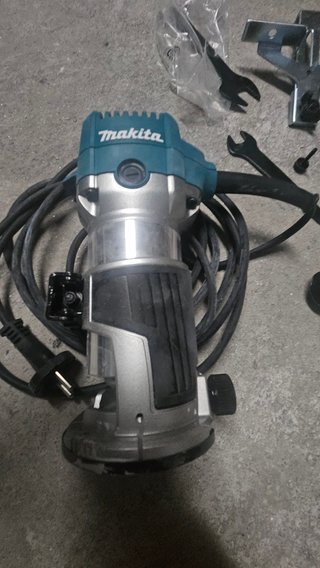 Fresadora Makita RT0702C 710W + Accesorios
