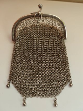 Monedero antiguo de malla plateada
