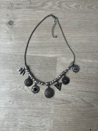 Collar con Abalorios Plateados