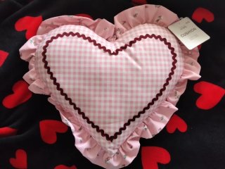 Cojín Corazón Rosa con Volantes