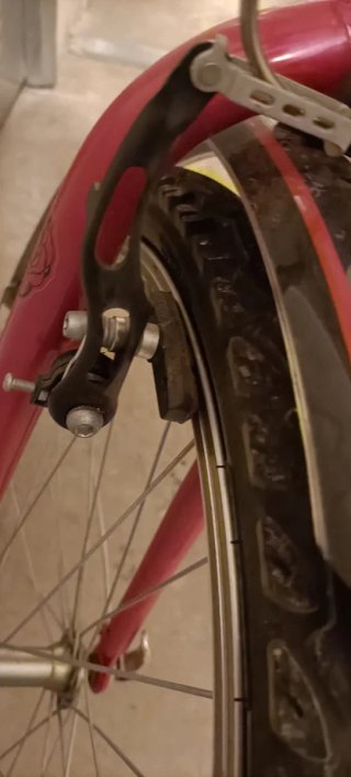 Bicicleta de montaña Btwin negra y fucsia + casco