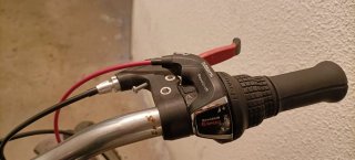 Bicicleta de montaña Btwin negra y fucsia + casco