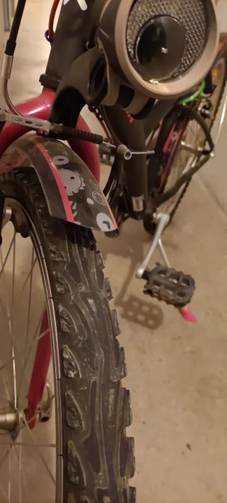 Bicicleta de montaña Btwin negra y fucsia + casco