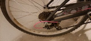 Bicicleta de montaña Btwin negra y fucsia + casco
