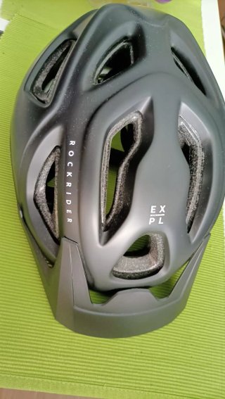 Bicicleta de montaña Btwin negra y fucsia + casco