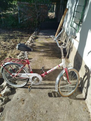 Bicicleta antigua plegable roja y blanca